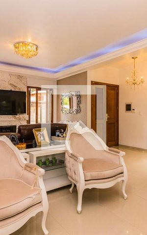 Casa à venda com 296m², 4 quartos e 2 vagas Casa à venda com 296m², 4 quartos e 2 vagasSala
