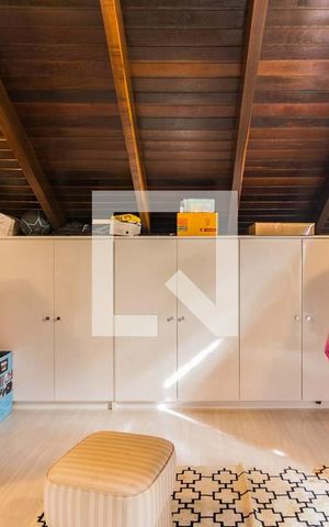 Casa à venda com 296m², 4 quartos e 2 vagas Casa à venda com 296m², 4 quartos e 2 vagasCloset