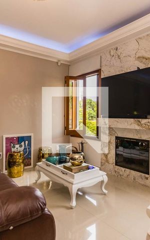 Casa à venda com 296m², 4 quartos e 2 vagas Casa à venda com 296m², 4 quartos e 2 vagasSala