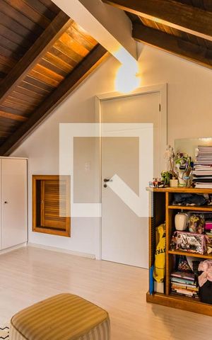 Casa à venda com 296m², 4 quartos e 2 vagas Casa à venda com 296m², 4 quartos e 2 vagasCloset