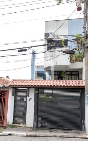 Casa à venda com 250m², 4 quartos e 6 vagas Casa à venda com 250m², 4 quartos e 6 vagasFachada