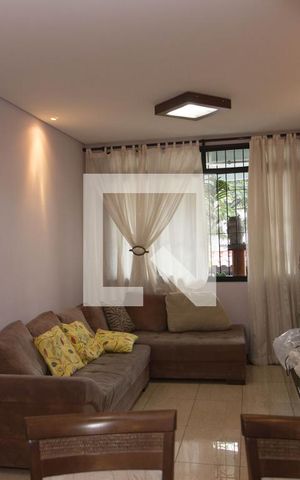 Casa à venda com 250m², 4 quartos e 6 vagas Casa à venda com 250m², 4 quartos e 6 vagasSala
