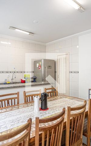 Casa à venda com 200m², 3 quartos e 2 vagas Casa à venda com 200m², 3 quartos e 2 vagasCozinha e Área de Serviço