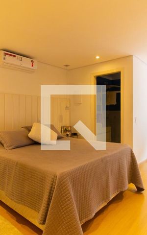 Casa à venda com 150m², 4 quartos e 8 vagas Casa à venda com 150m², 4 quartos e 8 vagasSuíte