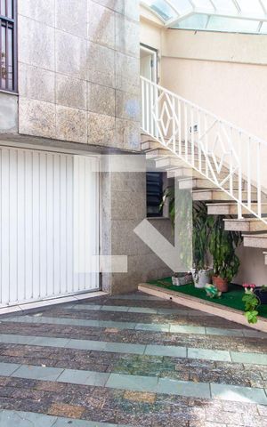 Casa à venda com 150m², 4 quartos e 8 vagas Casa à venda com 150m², 4 quartos e 8 vagasQuintal da Frente