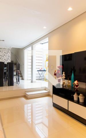 Casa à venda com 150m², 4 quartos e 8 vagas Casa à venda com 150m², 4 quartos e 8 vagasSala