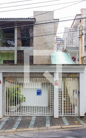 Casa à venda com 150m², 4 quartos e 8 vagas Casa à venda com 150m², 4 quartos e 8 vagasFachada