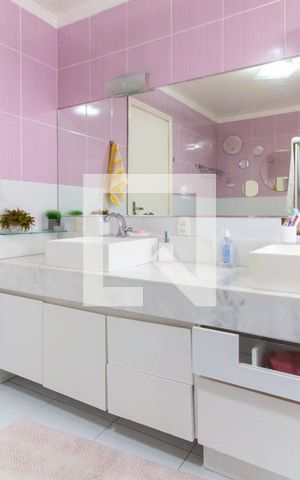 Casa à venda com 150m², 4 quartos e 8 vagas Casa à venda com 150m², 4 quartos e 8 vagasBanheiro