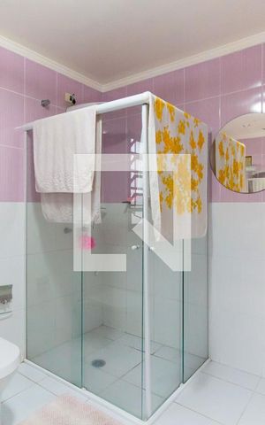 Casa à venda com 150m², 4 quartos e 8 vagas Casa à venda com 150m², 4 quartos e 8 vagasBanheiro