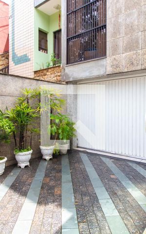 Casa à venda com 150m², 4 quartos e 8 vagas Casa à venda com 150m², 4 quartos e 8 vagasQuintal da Frente