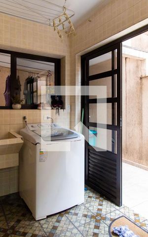 Casa à venda com 150m², 4 quartos e 8 vagas Casa à venda com 150m², 4 quartos e 8 vagasÁrea de Serviço