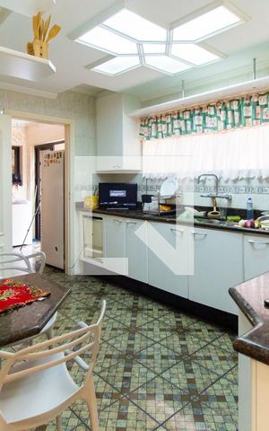 Casa à venda com 150m², 4 quartos e 8 vagas Casa à venda com 150m², 4 quartos e 8 vagasCozinha