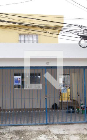 Casa à venda com 242m², 4 quartos e 2 vagas Casa à venda com 242m², 4 quartos e 2 vagasFachada