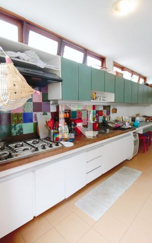 Casa à venda com 330m², 3 quartos e 3 vagasCozinha 