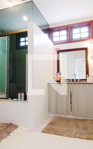 Casa à venda com 330m², 3 quartos e 3 vagasBanheiro da Suíte