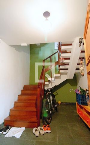 Casa à venda com 330m², 3 quartos e 3 vagasEscada acesso garagem 