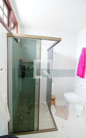 Casa à venda com 330m², 3 quartos e 3 vagasBanheiro Social 
