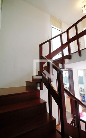 Casa à venda com 330m², 3 quartos e 3 vagasEscada 