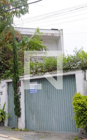 Casa à venda com 330m², 3 quartos e 3 vagasFachada