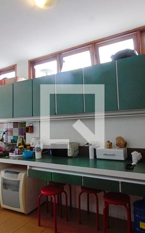 Casa à venda com 330m², 3 quartos e 3 vagasCozinha 