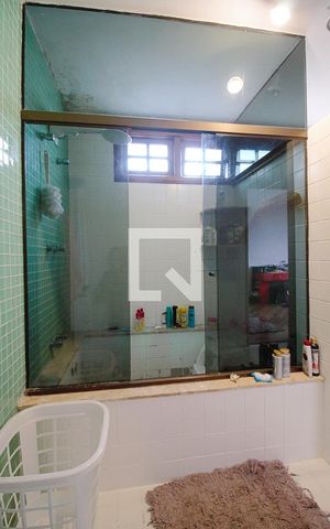 Casa à venda com 330m², 3 quartos e 3 vagasBanheiro da Suíte