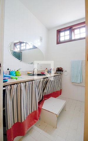 Casa à venda com 330m², 3 quartos e 3 vagasBanheiro Social 