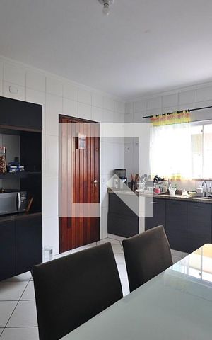 Casa à venda com 225m², 4 quartos e 4 vagasCozinha