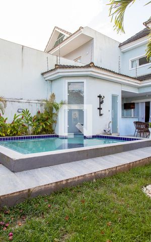 Casa de condomínio à venda com 350m², 3 quartos e 1 vaga Casa de condomínio à venda com 350m², 3 quartos e 1 vagaFachada - piscina