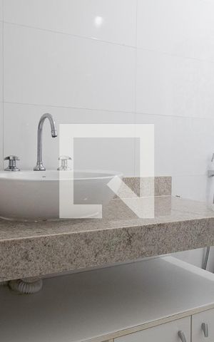 Casa de condomínio à venda com 350m², 3 quartos e 1 vaga Casa de condomínio à venda com 350m², 3 quartos e 1 vagaBanheiro da suíte 2