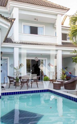 Casa de condomínio à venda com 350m², 3 quartos e 1 vaga Casa de condomínio à venda com 350m², 3 quartos e 1 vagaFachada - piscina
