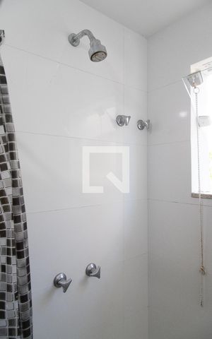 Casa de condomínio à venda com 350m², 3 quartos e 1 vaga Casa de condomínio à venda com 350m², 3 quartos e 1 vagaBanheiro da suíte 2