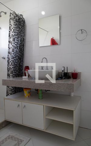 Casa de condomínio à venda com 350m², 3 quartos e 1 vaga Casa de condomínio à venda com 350m², 3 quartos e 1 vagaBanheiro da suíte 1