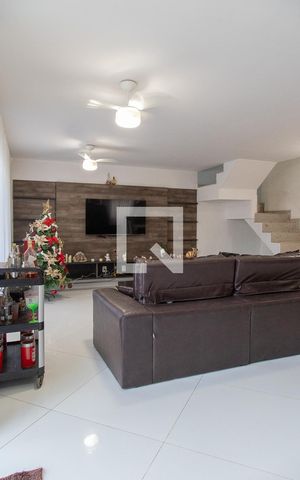 Casa de condomínio à venda com 350m², 3 quartos e 1 vaga Casa de condomínio à venda com 350m², 3 quartos e 1 vagaSala