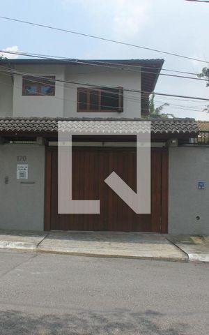 Casa à venda com 350m², 4 quartos e 4 vagasFachada