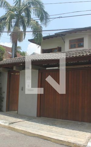 Casa à venda com 350m², 4 quartos e 4 vagasFachada