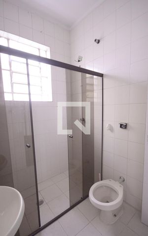 Casa para alugar com 140m², 3 quartos e 1 vaga Casa para alugar com 140m², 3 quartos e 1 vagaBanheiro 1