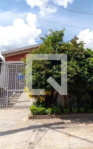 Casa à venda com 137m², 2 quartos e 2 vagas Casa à venda com 137m², 2 quartos e 2 vagasFachada