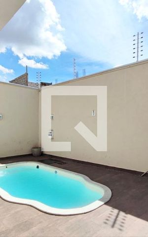 Casa à venda com 226m², 4 quartos e 4 vagas Casa à venda com 226m², 4 quartos e 4 vagasPiscina