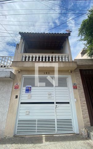 Casa à venda com 200m², 3 quartos e 2 vagas Casa à venda com 200m², 3 quartos e 2 vagasFachada
