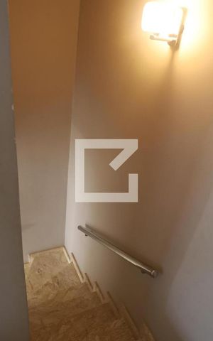 Casa de condomínio à venda com 175m², 3 quartos e 2 vagasEscada