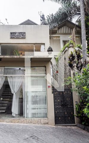 Casa à venda com 440m², 5 quartos e 2 vagasFachada