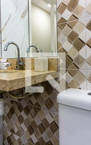 Casa à venda com 120m², 4 quartos e 2 vagas Casa à venda com 120m², 4 quartos e 2 vagasBanheiro Social