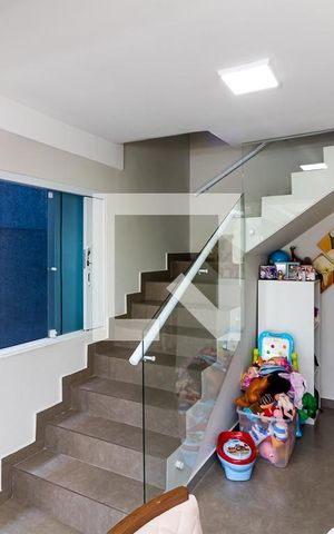 Casa à venda com 120m², 4 quartos e 2 vagas Casa à venda com 120m², 4 quartos e 2 vagasEscada de Acesso ao Piso Superior