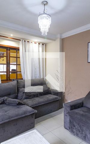 Casa à venda com 240m², 4 quartos e 3 vagas Casa à venda com 240m², 4 quartos e 3 vagasSala