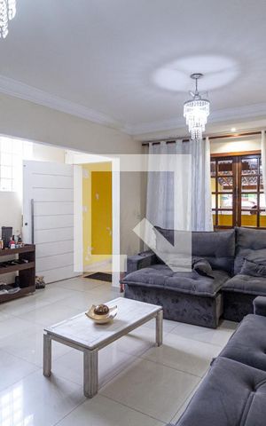 Casa à venda com 240m², 4 quartos e 3 vagas Casa à venda com 240m², 4 quartos e 3 vagasSala