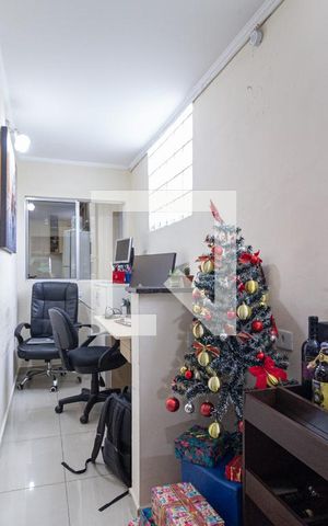 Casa à venda com 240m², 4 quartos e 3 vagas Casa à venda com 240m², 4 quartos e 3 vagasSala