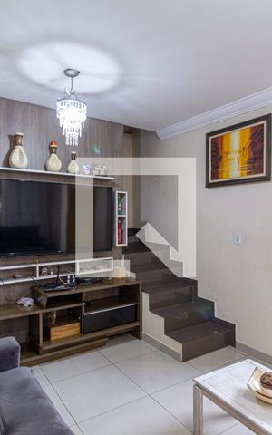 Casa à venda com 240m², 4 quartos e 3 vagas Casa à venda com 240m², 4 quartos e 3 vagasSala