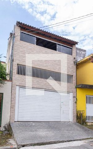 Casa à venda com 240m², 4 quartos e 3 vagas Casa à venda com 240m², 4 quartos e 3 vagasFachada