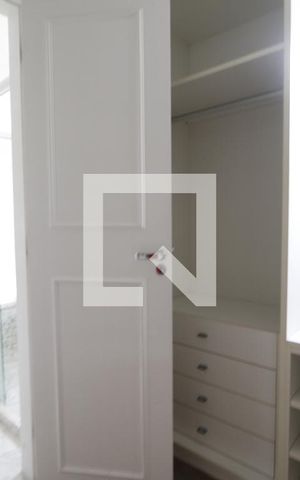 Casa de condomínio à venda com 470m², 4 quartos e 4 vagasCloset