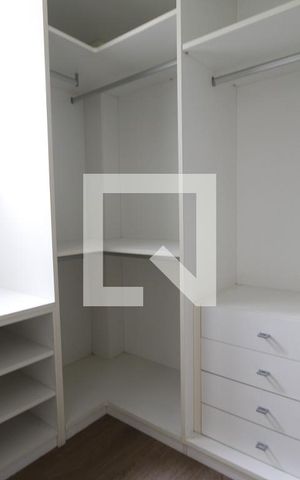 Casa de condomínio à venda com 470m², 4 quartos e 4 vagasCloset